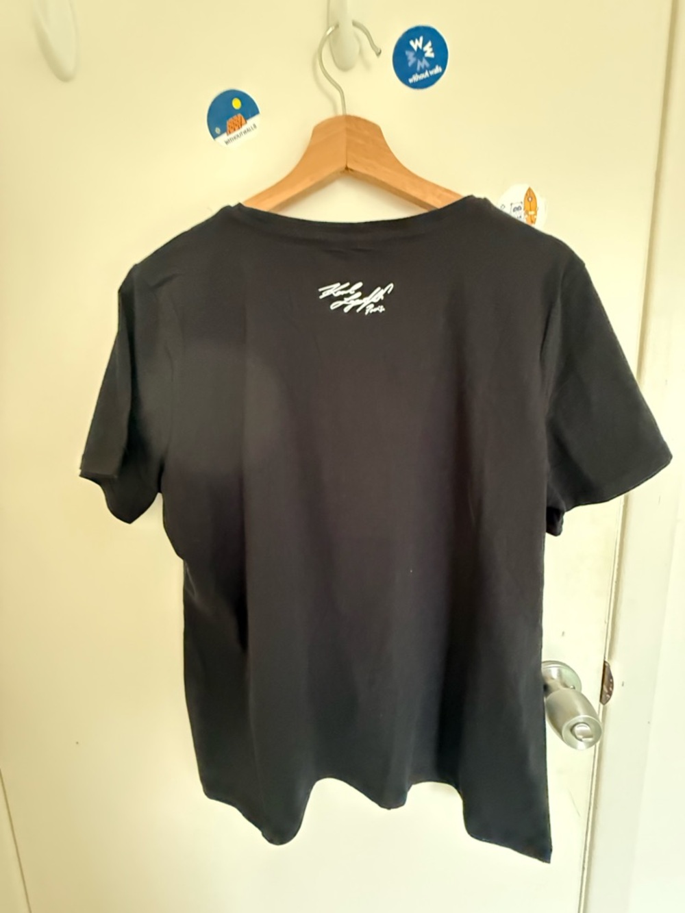 New Karl Lagerfeld Black Tee with White Cat Graphic and Red Bow - Size L - Picture 2 of 2